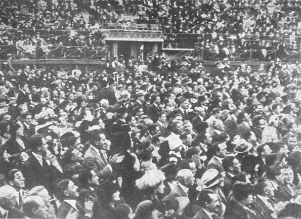 Image - Over 32,000 spectators of the Ukrainian National Choir concert in Mexico City on 26 December 1922.